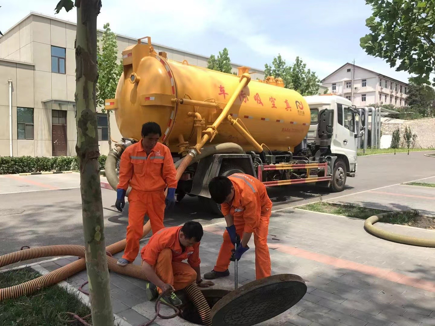 阿拉尔农场管道疏通车停在窨井附近