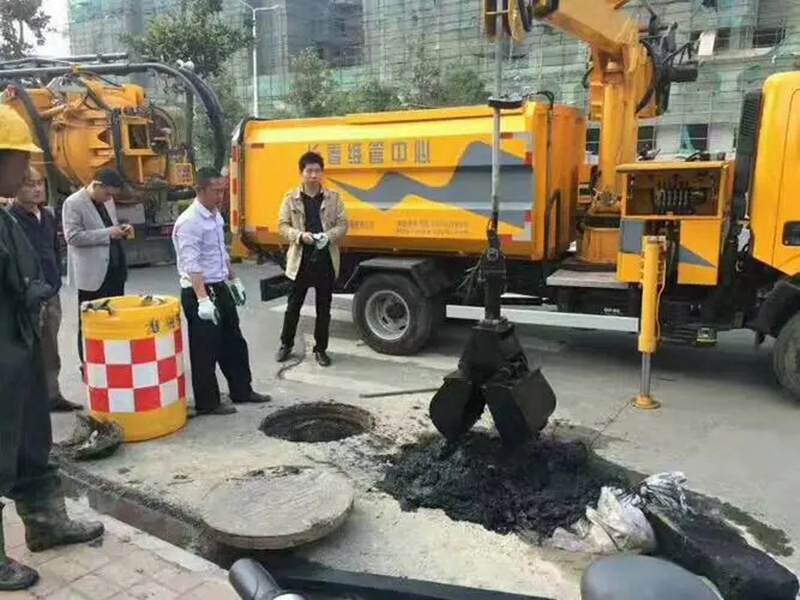 阿拉尔农场街道：网格员化身“清道夫”，为民解忧疏通“堵心”化粪池