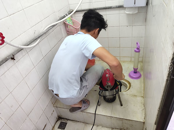 阿拉尔农场肥皂掉到马桶里把马桶堵住了怎么办？马桶堵住了怎么办