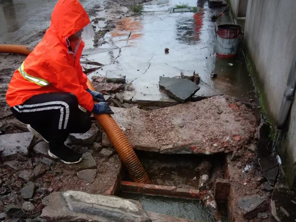 阿拉尔农场专业清理污水池 炜誉市政以规范流程守护城市 “肠道”