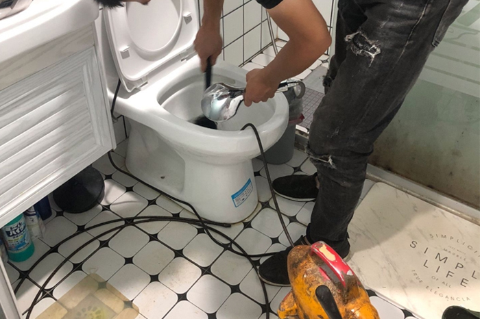 阿拉尔农场马桶堵塞自己疏通还是找师傅？专业上门服务让你省时更省心