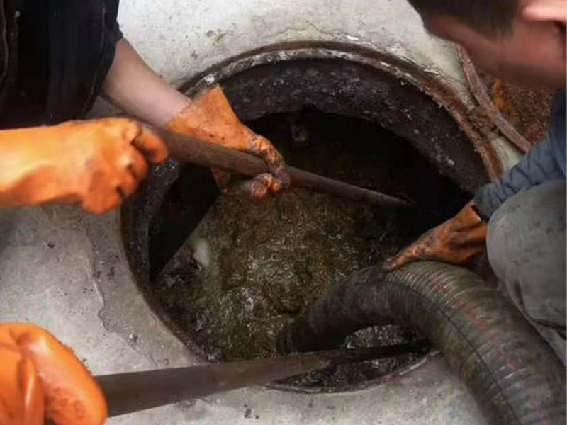 阿拉尔农场清理化粪池时如何避免沼气的危害？